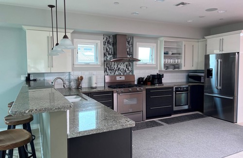 Oxnard Shores House | Modern beach house pet friendly
