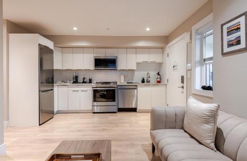 Lower Lonsdale Apartment | Modern Bright Suite Self Check-In