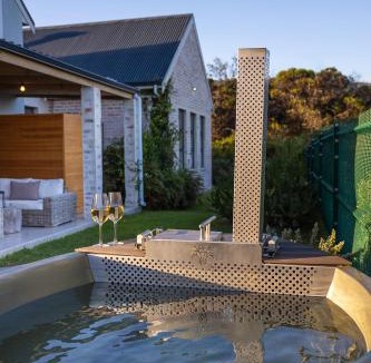 Sandbaai House | Modern Coastal Retreat - Private Hot Tub & Sauna