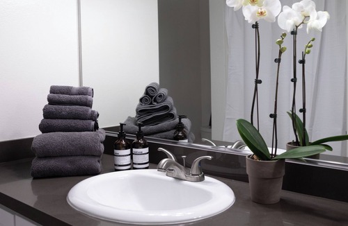 Westlake Village Condo | Modern Condo Near Malibu w/ King Bed, Gym, Hot Tub