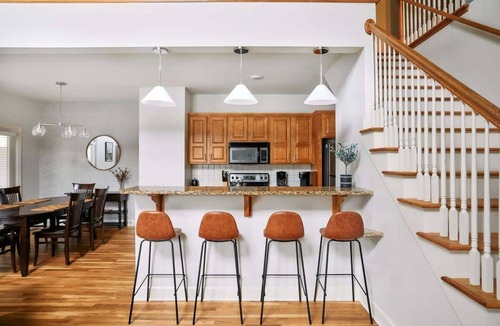 Hillsboro West End House | Modern Home next to Vanderbilt Campus with Parking | Screened Porch & Workspace | Walk to Hillsboro Village, Fido & Pancake Pantry | Minutes to Music Row, 12 South & Broadway | Perfect for Families, Friends & University Visits
