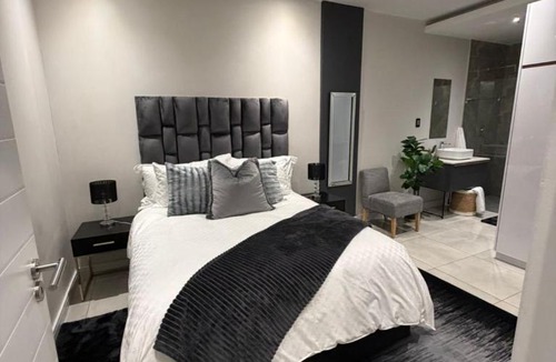 Houghton Estate Apartment | Modern Luxury Apartment- The Paramount Houghton Estate near Rosebank & Sandton