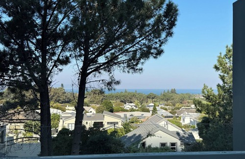 Hermanus Villa | Modern luxury villa in a safe sought after area. Stunning sea/Mountain View’s!