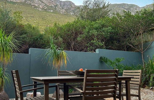 Hermanus Villa | Modern luxury villa in a safe sought after area. Stunning sea/Mountain View’s!