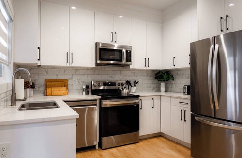 Canyon Heights Apartment | Modern Mountain Retreat - North Vancouver Escape