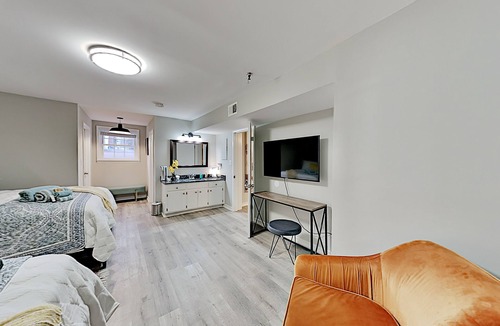 Music Row Apartment | Modern Music Row Getaway | Walk to Broadway, The Gulch & Vanderbilt