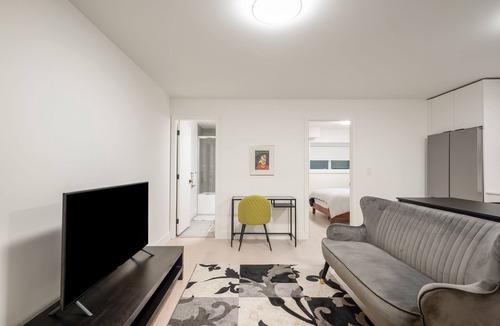 Lynn Valley House | Modern, new suite close to trails, mountains and beaches