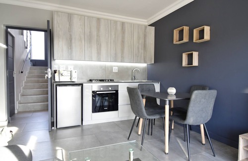 Pringle Bay Apartment | Modern one bedroom ground floor apartment close to the beach
