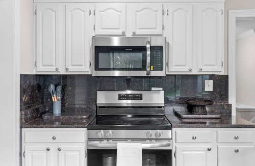 College Park House | Modern & Peaceful 3BR Home - Near DC & UMD - Walk to Metro & Arts District