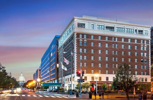 Capitol Hill Hotel | Modern Queen Stay | Near DC Attractions | Gym Access, Onsite Bar & Restaurant