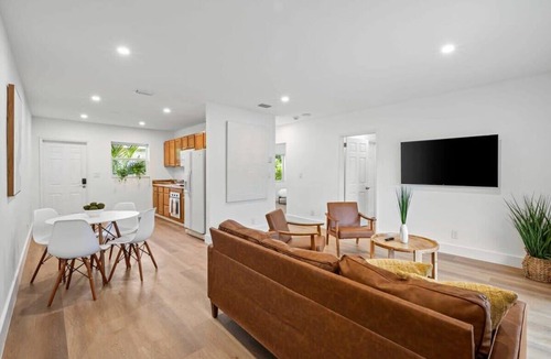 Sailboat Bend Apartment | Modern Sailboat Bend Condo – Spacious 2BR/2BA