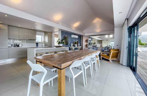Hermanus City-Centre Apartment | Modern Seafront Penthouse walking distance to shops and restaurants