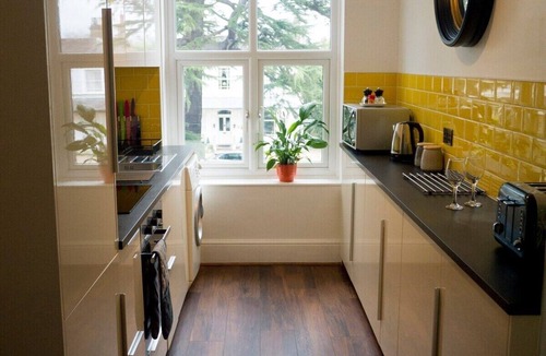 Leamington Spa Apartment | Modern spacious town centre serviced apartment