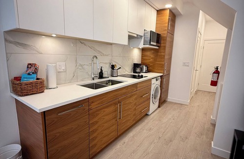 Lower Lonsdale Apartment | Modern Studio with Wi-Fi and Kitchen! (Steps away from public transit)