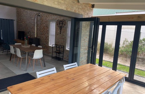 Pringle Bay House | Modern vacation home - 150m to the beach