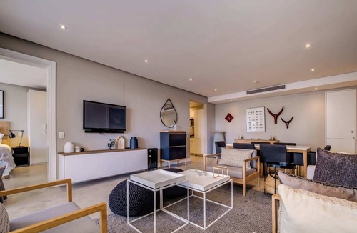 Victoria and Alfred Waterfront Apartment | Modern Waterfront Apartment w Canal Views Gulmarn 201