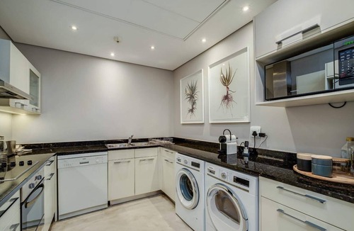 Victoria and Alfred Waterfront Apartment | Modern Waterfront Apartment w Canal Views Gulmarn 201