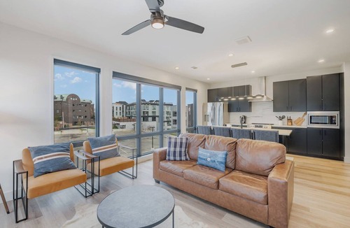 West End Condo | Modern West End Condo for 6, Shared Pool & Gym!