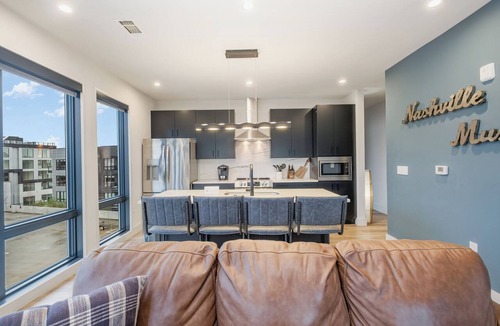West End Condo | Modern West End Condo for 6, Shared Pool & Gym!