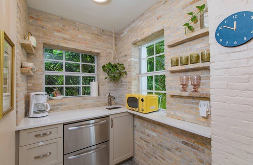 Estate East Street Condo | Moko Jumbie House - "Historic Suite" A Modern 1-Bedroom Oasis.