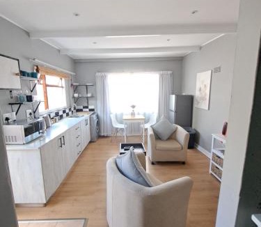 Muizenberg House | Mons Pes in Lakeside