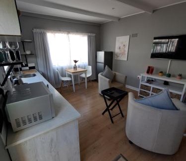Muizenberg House | Mons Pes in Lakeside