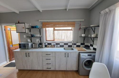 Muizenberg House | Mons Pes in Lakeside