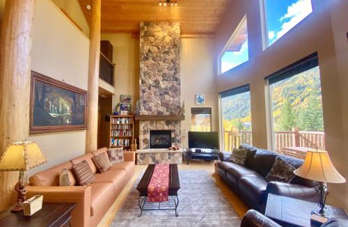 Fairways Ski Chalet | Morrisey Chalet at Sun Peaks