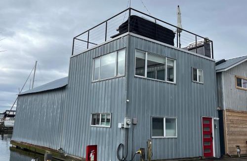 Lower Lonsdale Boat Rental | Mosquito Creek Floating Boat Shed