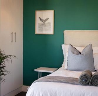 Hermanus City-Centre Apartment | Mountain-View Studio - Hermanus Waterfront Apartments