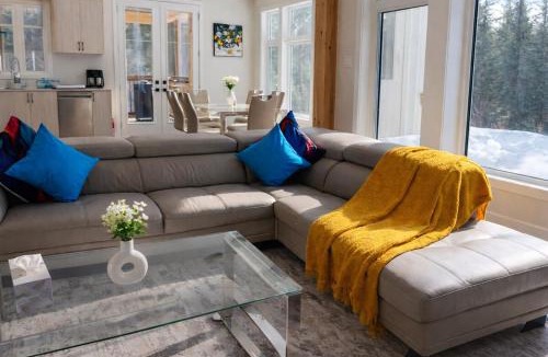 Dwight House | Muskoka Cottage Retreat with BBQ, Fire pit and Game Room Fun