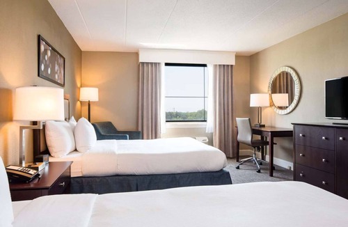 West Laurel Hotel | Near Towne Centre at Laurel + On-site Dining & Gym