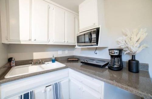 Ventura Apartment | Netflix, Bikes, Stocked Kitchenette, Beach Gear