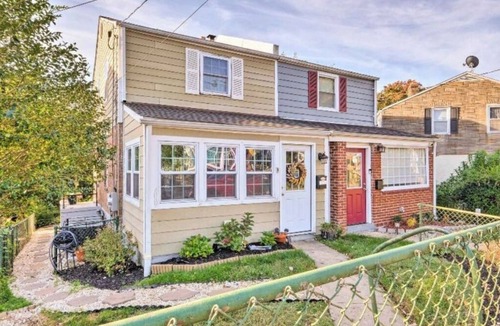 Deanwood House | New! Cozy Chateau in NE DC - 6 Miles to Monuments!