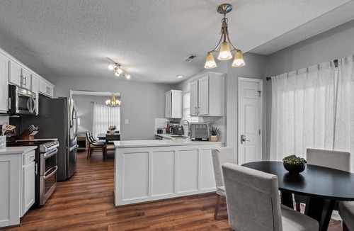Kernersville House | NEW! Crest Stone Manor! LUX Cozy Fire pit/Fireplace, Theater TV's, Comfy beds!