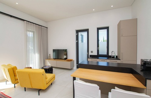 Paarl Apartment | New guest apartment with small garden/terrace, private access and parking space