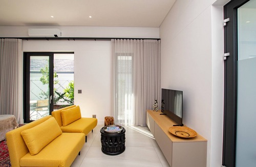 Paarl Apartment | New guest apartment with small garden/terrace, private access and parking space