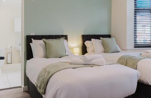 Leamington Spa House | NEW! Large 5BR 3BA Home Leamington Spa Driveway Parking WI-FI