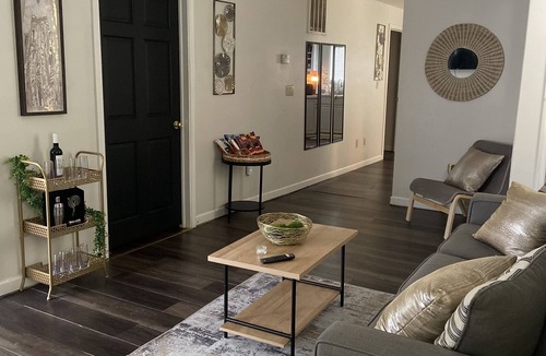 Lochearn Apartment | New!!! Luxury-2BR-Apt w/ Free Wifi, Parking & Breakfast