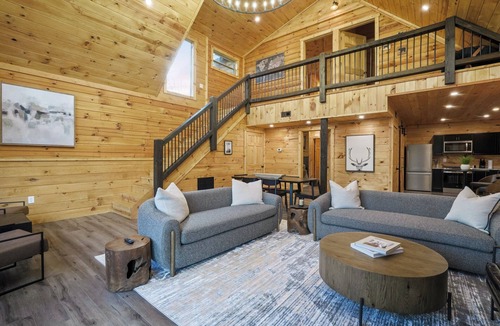 McArthur House | New! Luxury Log Cabin | Hot Tub | Dog Friendly