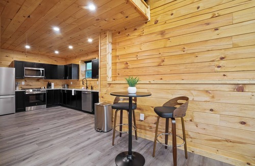 McArthur House | New! Luxury Log Cabin | Hot Tub | Dog Friendly