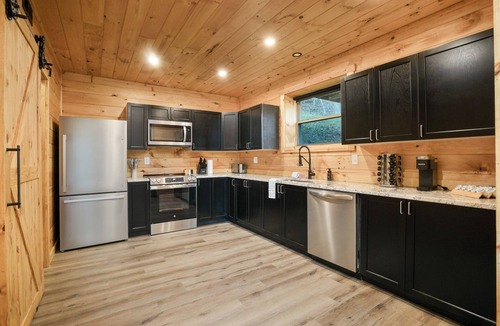 McArthur House | New! Luxury Log Cabin | Hot Tub | Dog Friendly