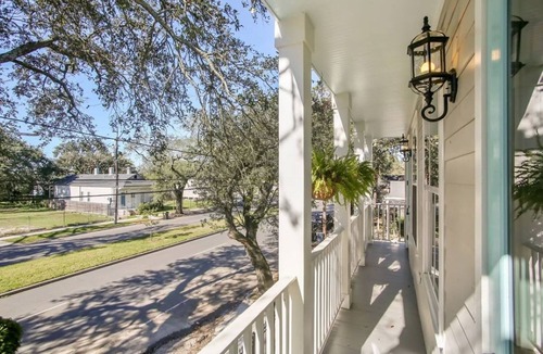 Faubourg Delassize House | New Orleans Chic Oasis for 8, Near St. Charles