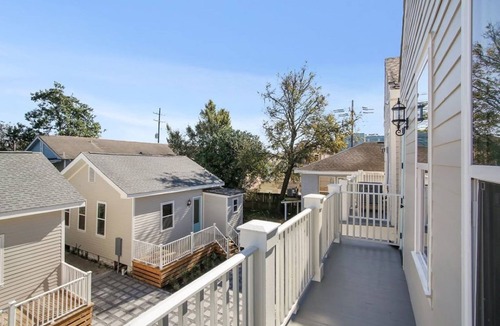 Faubourg Delassize House | New Orleans Chic Oasis for 8, Near St. Charles