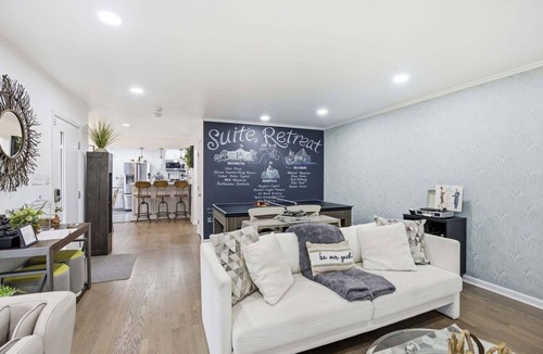 Severn Cottage | NEW! Private Luxury Spa Hot Tub Retreat with Ping Pong