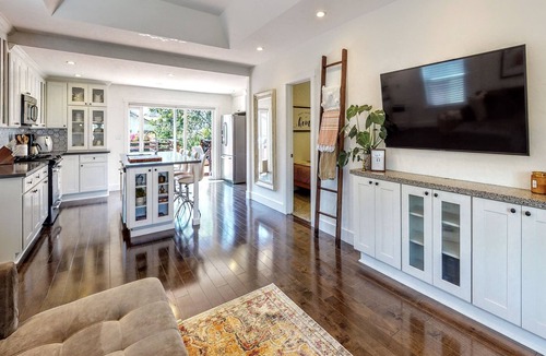 Ventura House | NEW Surfrider Bungalow - walk to downtown and the beach!