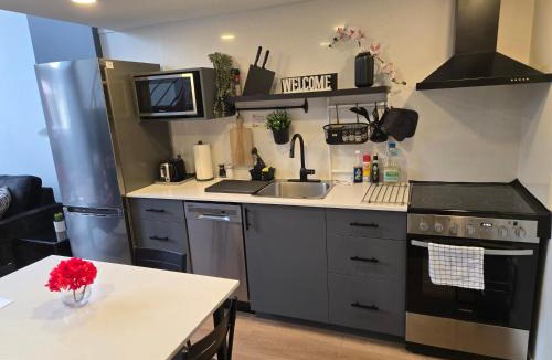 Downtown Vancouver Apartment | New York Style Loft in Downtown Vancouver-Ideal for World Cup 2026, Sleeps 4