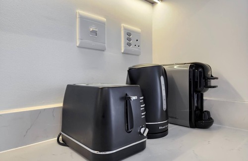 Claremont Apartment | Newlands Peak Modern 1BR - Pool & Gym & Workspaces