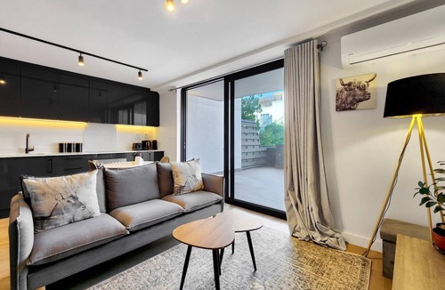 Claremont Apartment | Newlands Peak Modern 1BR - Pool & Gym & Workspaces