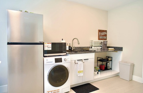 Fraserview House | Newly Built 2BR, 15 Min to Airport, 20 Min to DT